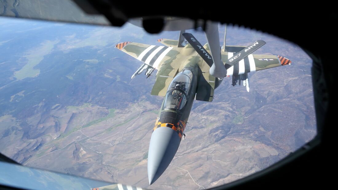 Wie F-15 Eagle aus Oregon die Luftbetankung üben