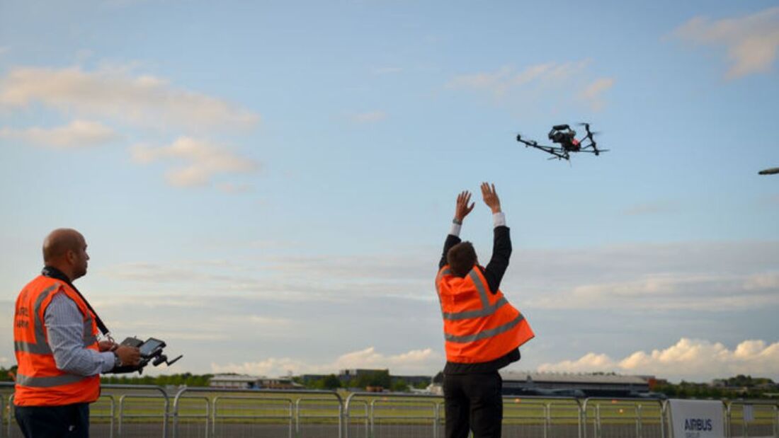 Drohne inspiziert Airbus