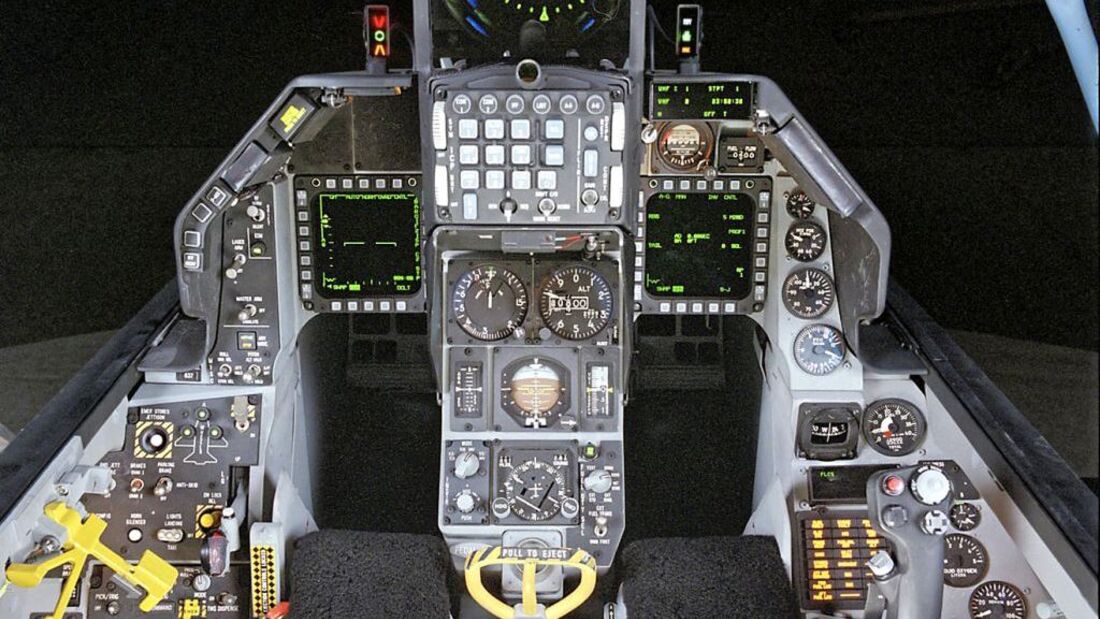 f 16 block 72 cockpit