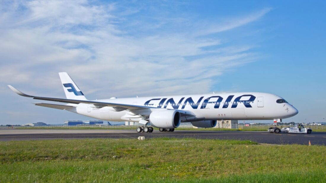Erster Airbus A350 für Finnair rollt aus der Halle