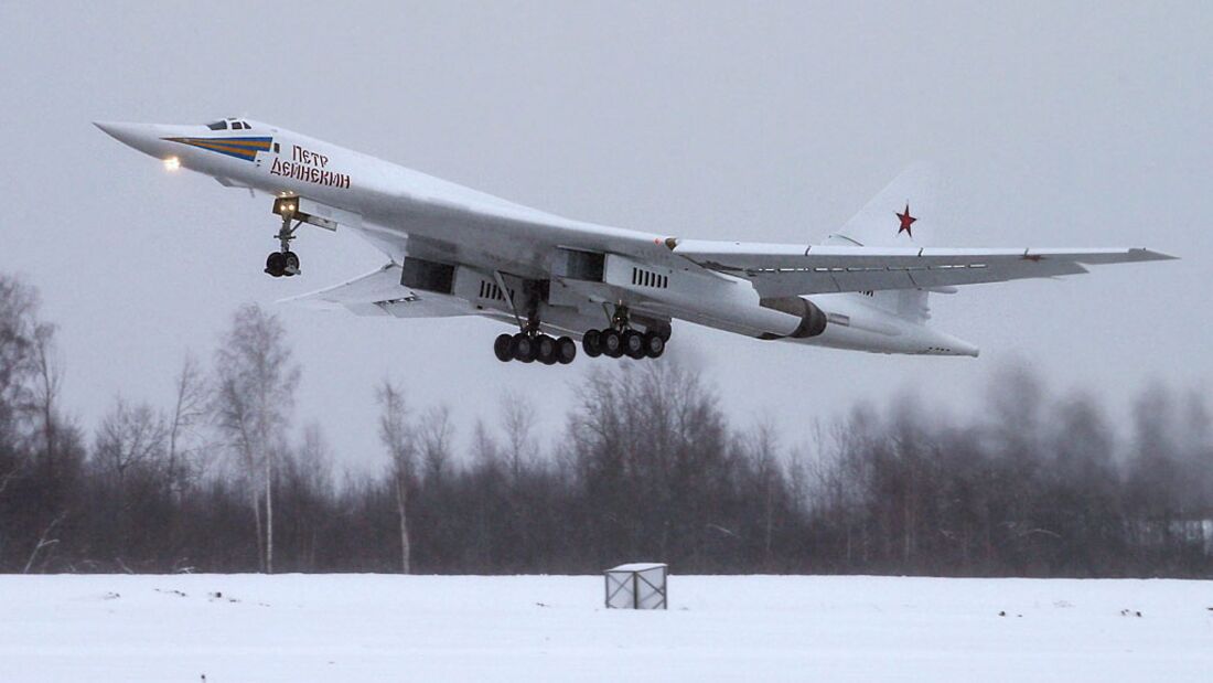 Tupolew Tu-160M fliegt in Kasan