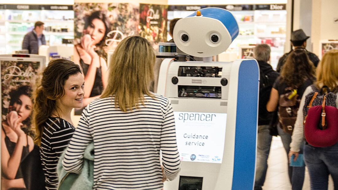 Roboter führt Passagiere durch den Flughafen