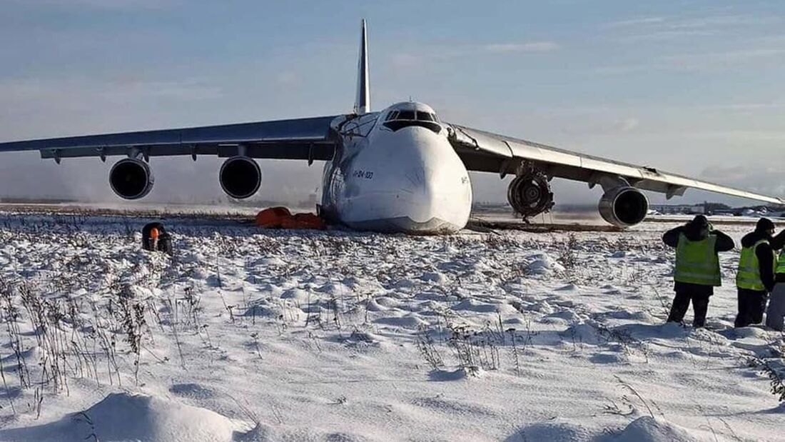 Antonow An-124 schießt über die Landebahn