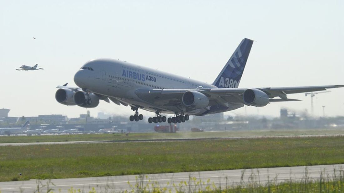A380 trifft auf Pariser Messegelände ein