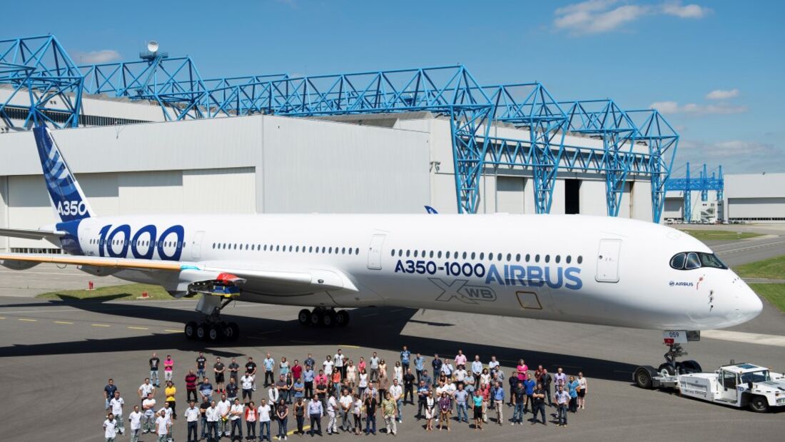 Lange A350 rollt in vollen Airbus-Farben ins Tageslicht