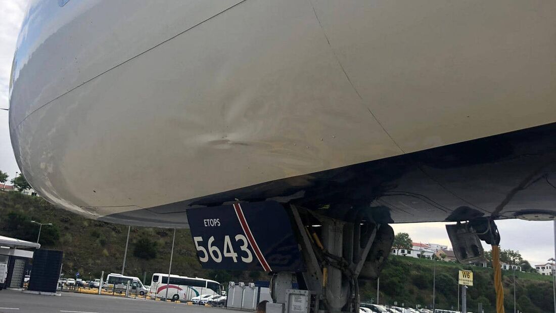 Boeing 757: Harte Landung, Rumpf beschädigt