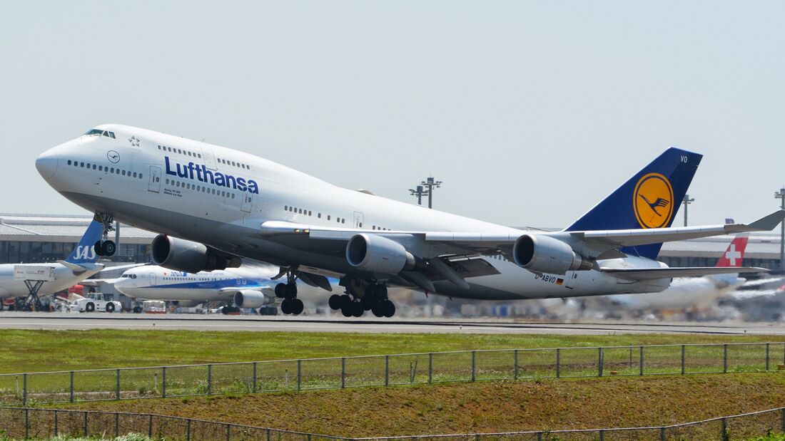 Zwei Lufthansa-Jumbo Jets stehen jetzt in Enschede