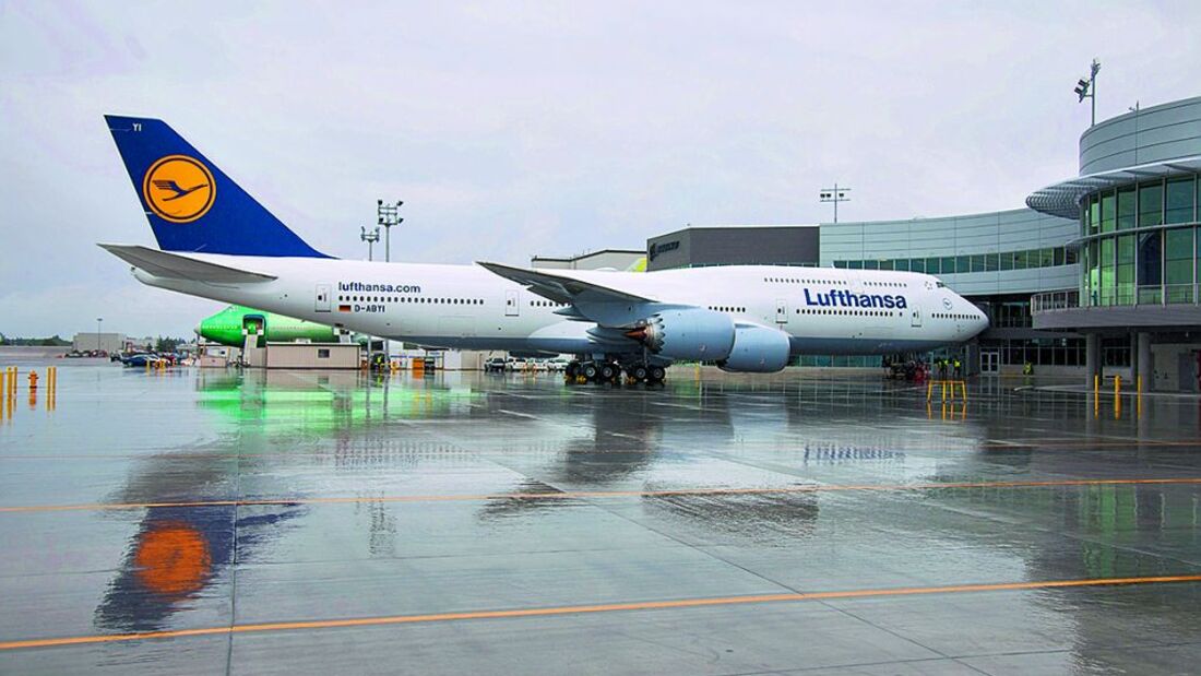 Vorletzte 747-8 für Lufthansa rollt in Everett aus der Halle