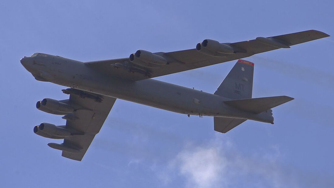 B-52H überfliegt die ILA 