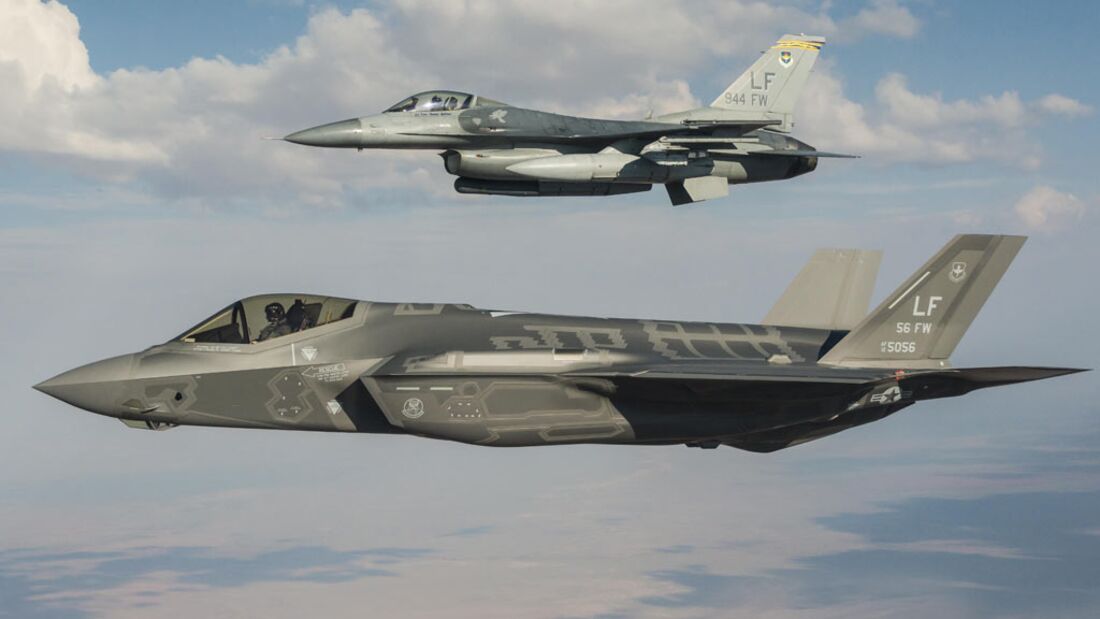 F-35 trainiert mit F-16