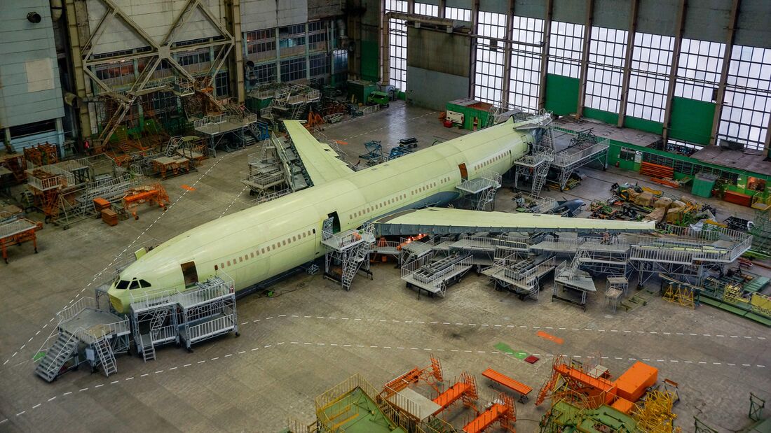 Erste Iljuschin Il-96-400M in der Endmontage