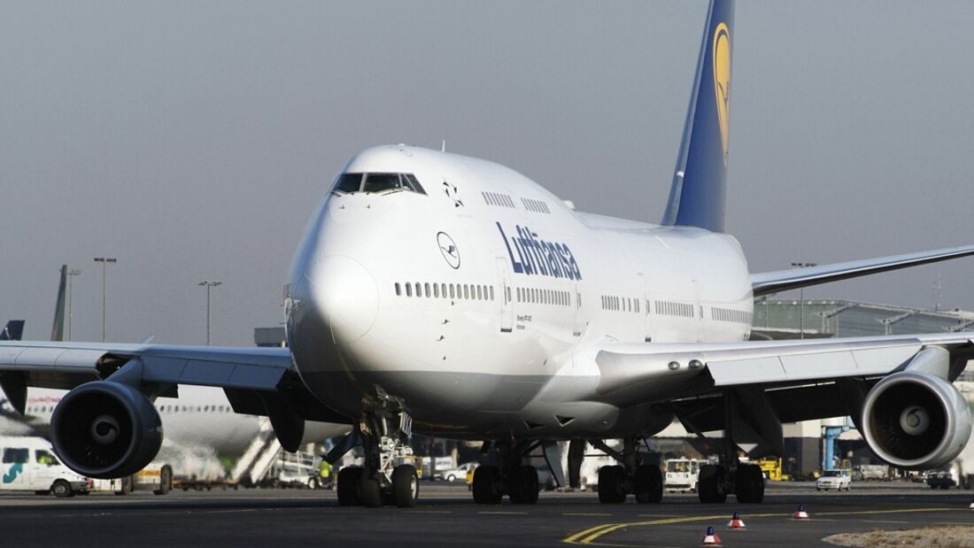 Flugbegleiter: Lufthansa will mit weniger Personal fliegen