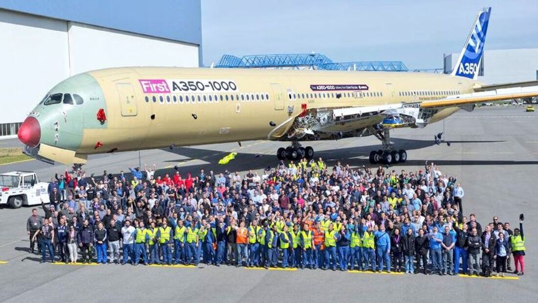 Erster Airbus A350-1000 rollt aus der Halle