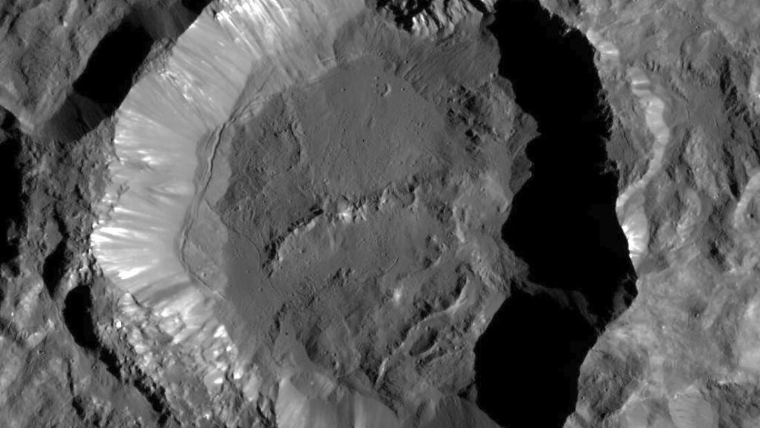 NASA-Sonde Dawn schickt hochauflösende Kraterfotos