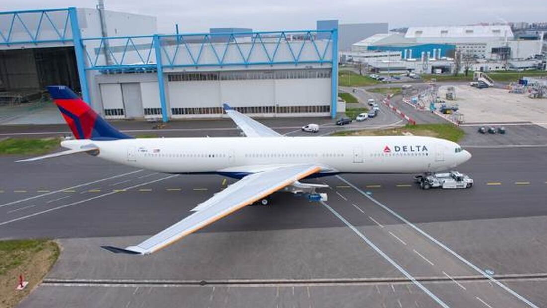 Erste 242-Tonnen-A330-300 rollt in Delta-Farben aus der Halle