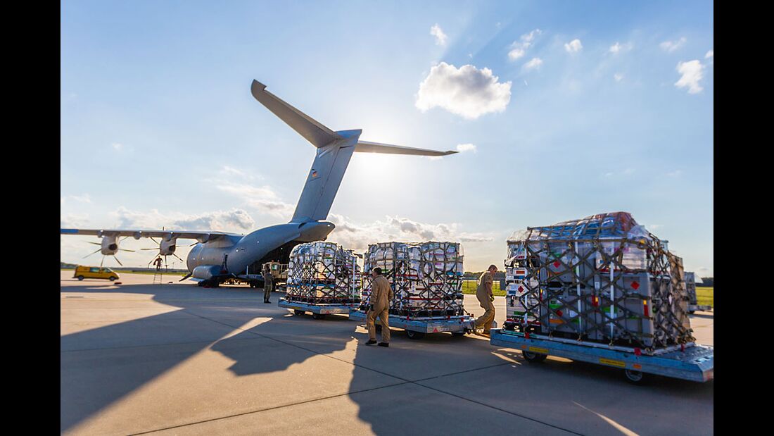 A400M testet Luftbetankung mit Laderaum-Tanks - FLUG REVUE