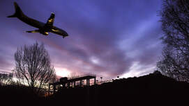Boeing 737-400SF EC-MFE von Swiftair (DHL) im Landeanflug. 