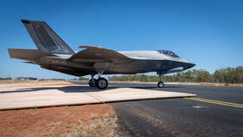 Lockheed Martin F-35A Lightning II rollt auf Kunststoffmatte