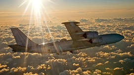 E-6B Mercury fliegender Befehlsstand in der Luft im Sonnenuntergang