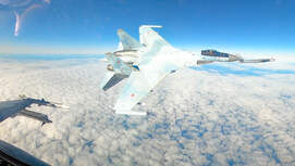 Russische Su-35S bedrängt F-16 vor Alaska