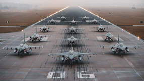 F-16 Fighting Falcon Formation auf Startbahn