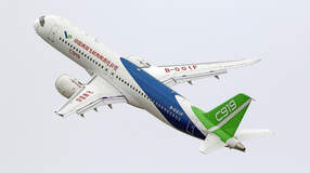 Sicht auf einen Comac C919-Prototypen im Steigflug.