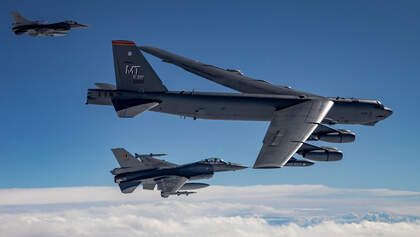 Boeing B-52H der US Air Force überflogen am 28. August 2020 alle 30 NATO-Staaten an einem Tag. Hier mit F-16 aus Belgien.