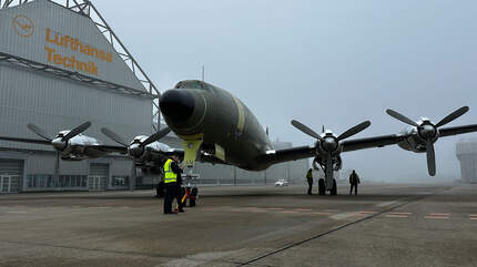 Roll-out der restaurierten Lockheed Super Star -Die Airliner-Legende ...
