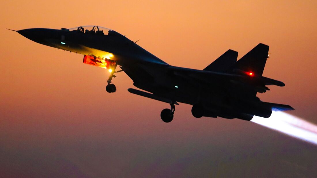 Chinesische J-16 schießt Flares auf australische Poseidon