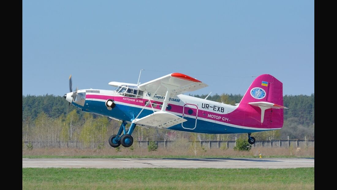 Antonow An-2-100 schleppt Rekordlast
