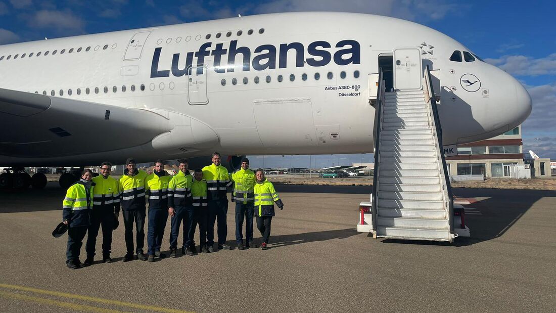 Lufthansa-A380 fliegt mit ausgefahrenem Fahrwerk nach Hause
