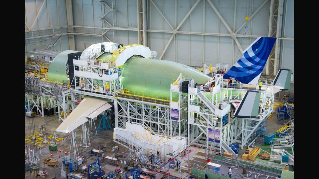 Seitenleitwerk der ersten Beluga XL wird montiert