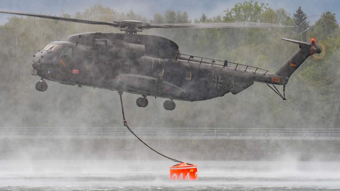 Deutschlands größter Hubschrauber im Löscheinsatz