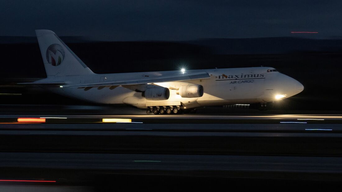 Antonow An-124 crasht die Landebahn-Befeuerung