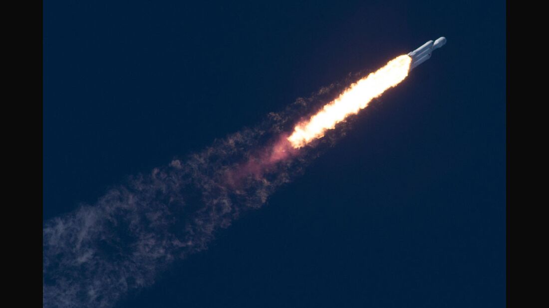 Falcon Heavy bringt Tesla ins All