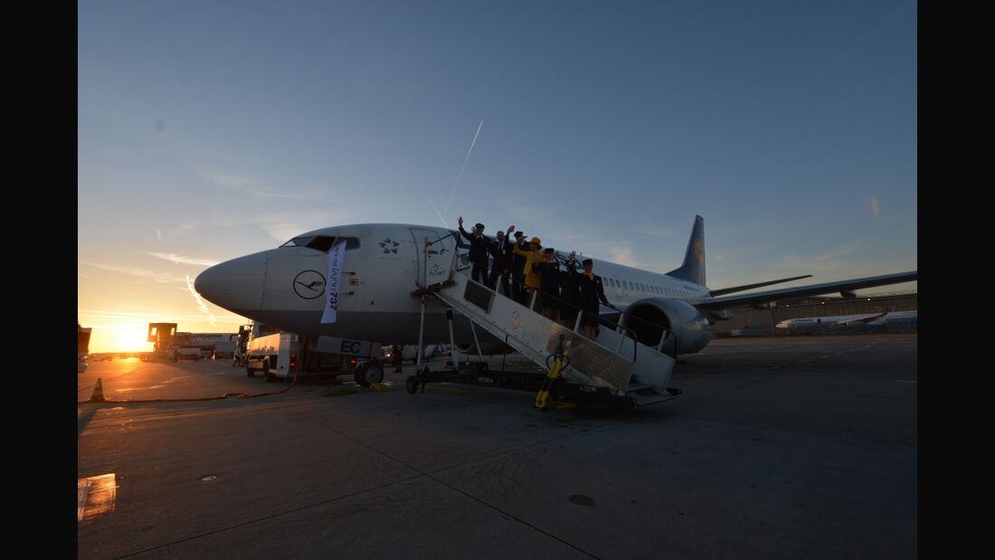 Lufthansa-737 fliegt zum Finale nach Hamburg