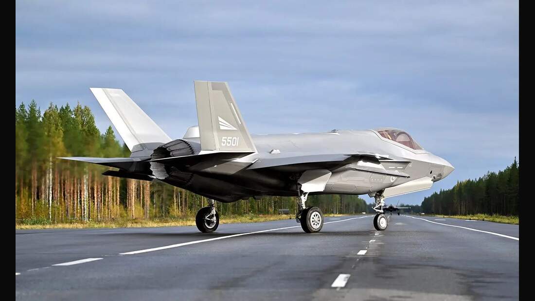 F35A aus Norwegen landen in Finnland auf der Straße FLUG REVUE