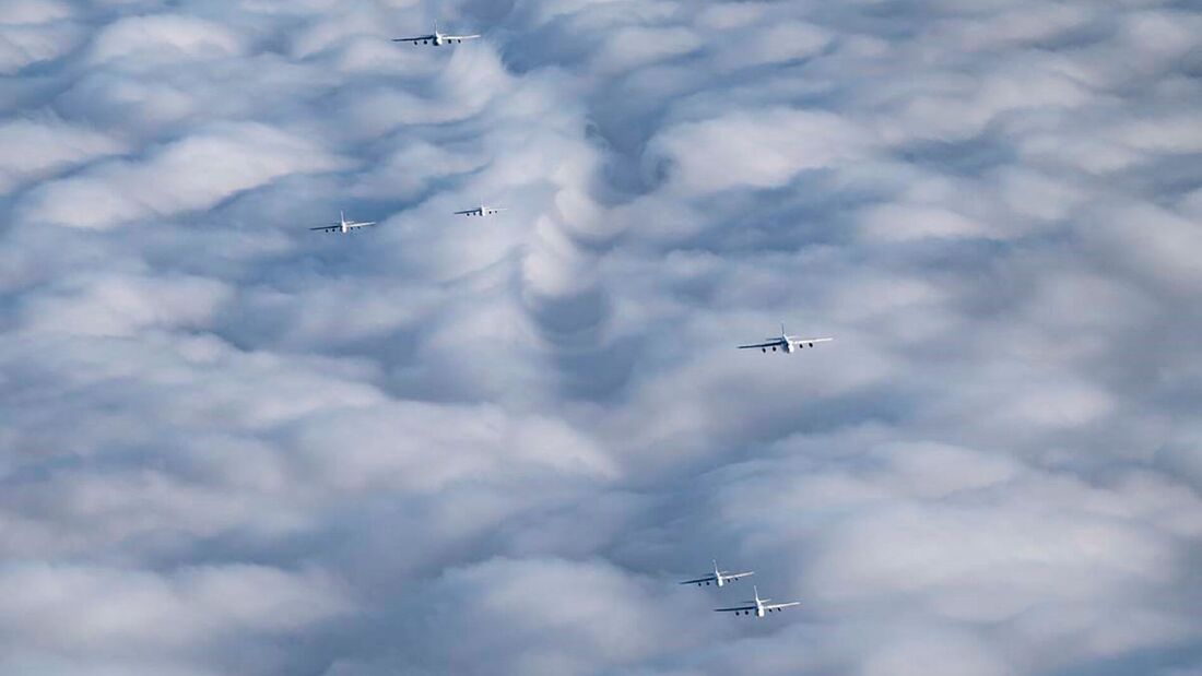 Formationsflug von sechs Antonow An-124