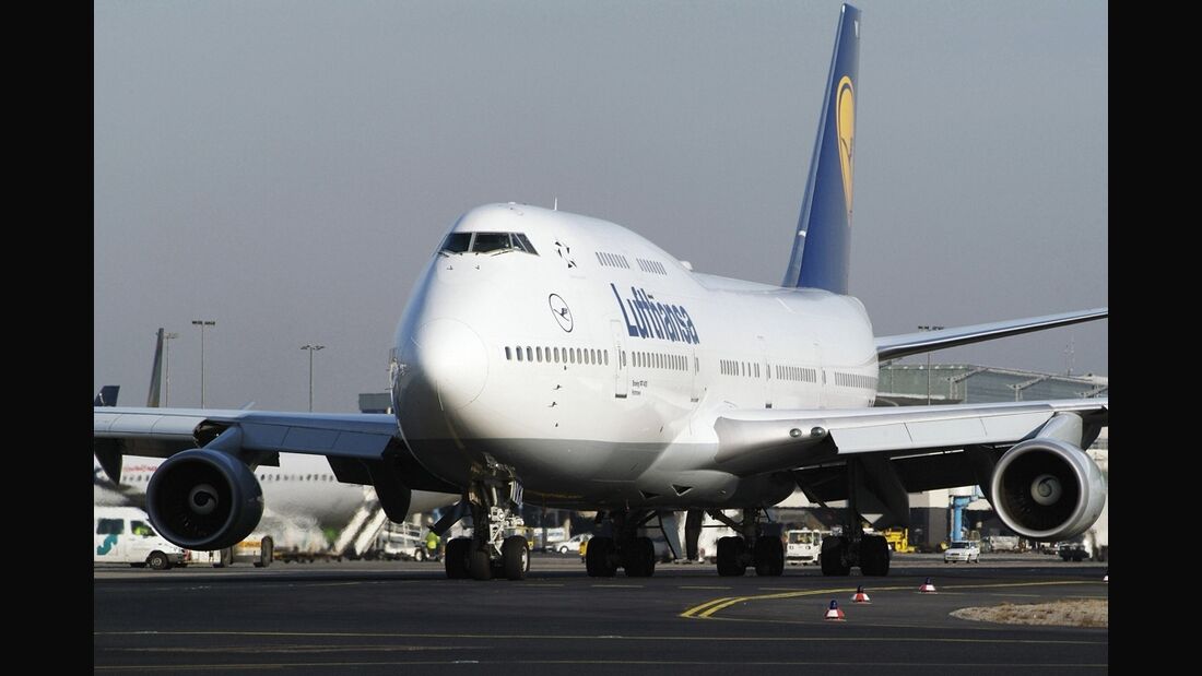 Flugbegleiter: Lufthansa will mit weniger Personal fliegen