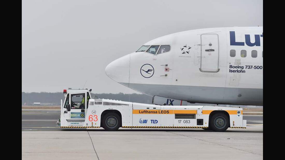 TaxiBot rollt Flugzeuge zum Start