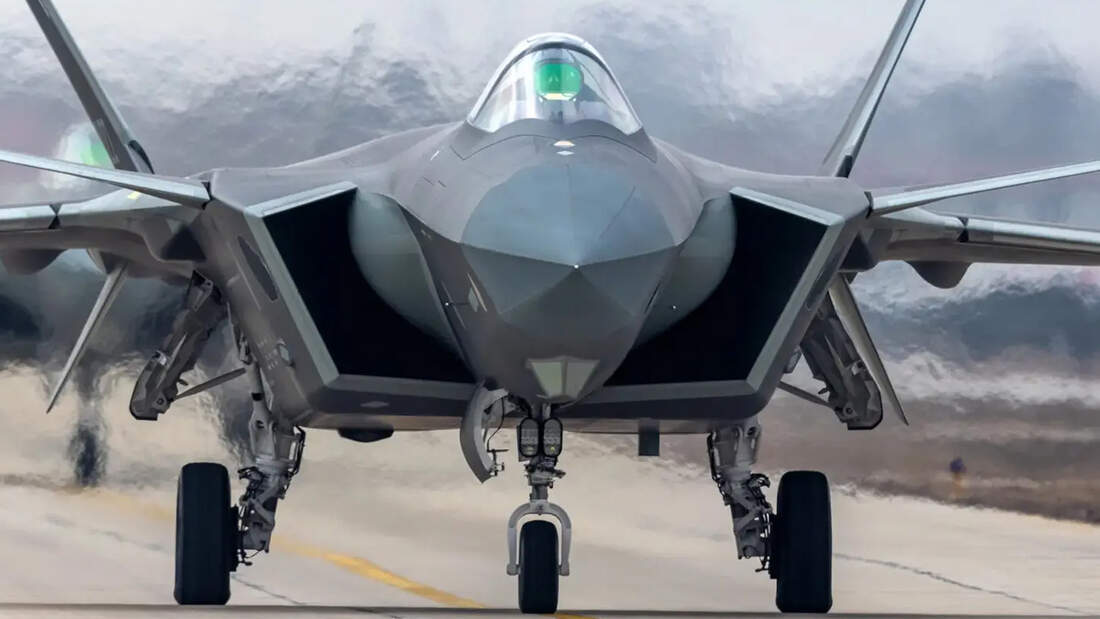Chinas Superfighter soll Drohnenschwärme anführen