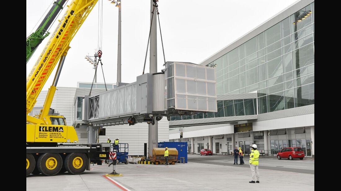 München installiert erste Fluggastbrücken am Satellitengebäude