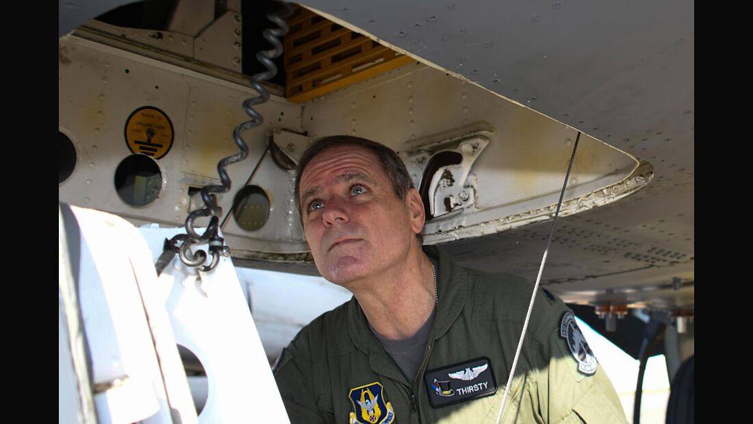 B-52-Fluglehrer erreicht 10000 Stunden