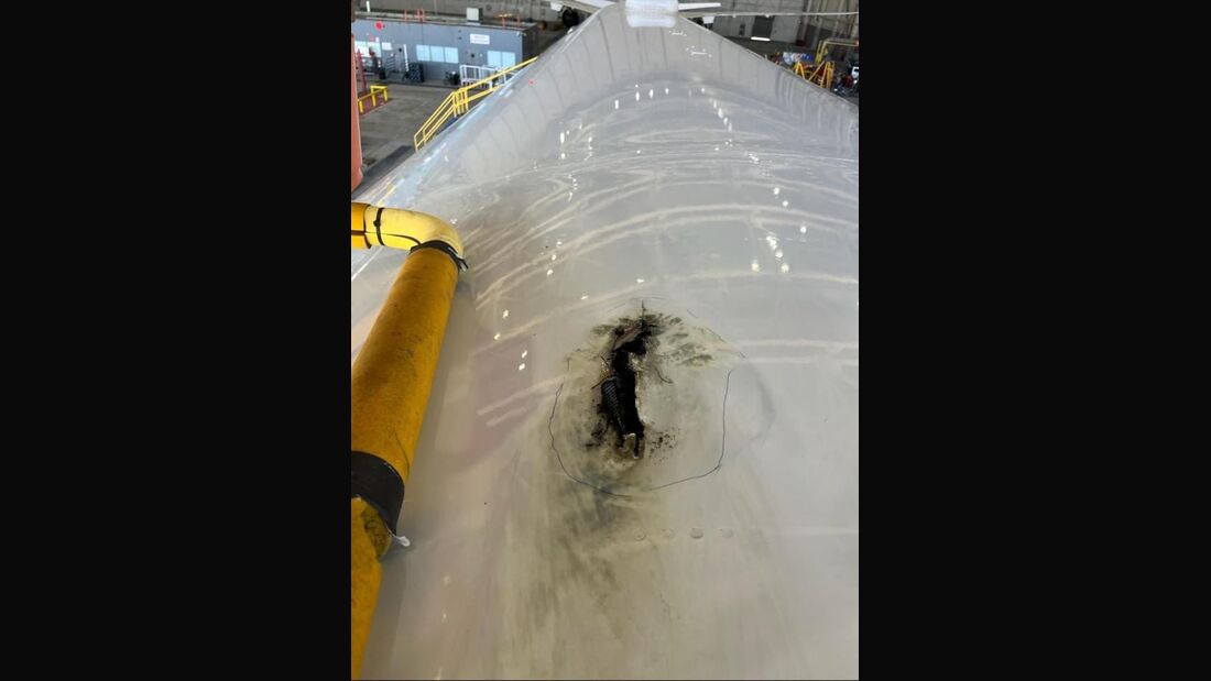 Blitz durchschlägt Boeing 787-9-Außenhaut