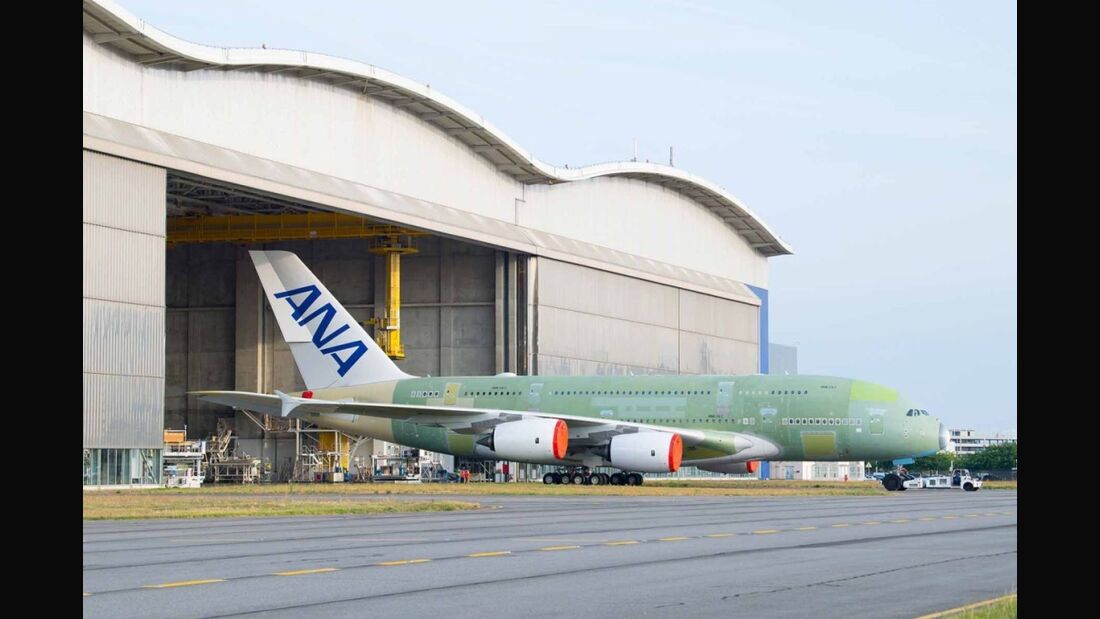 Erste A380 für ANA rollt aus der Endmontage