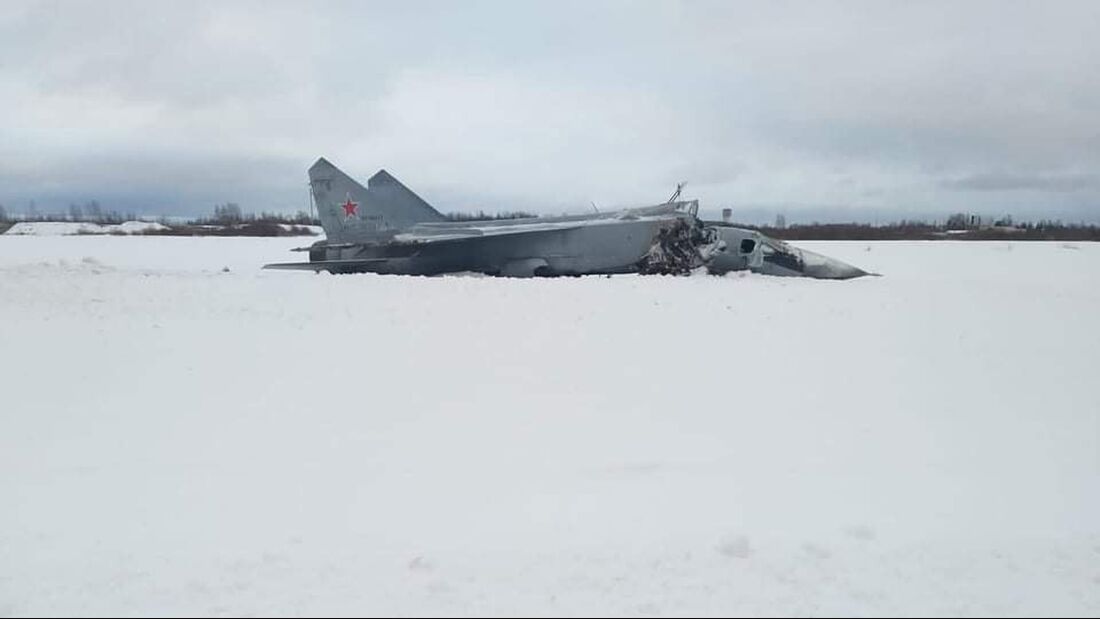 MiG-31K liegt zerbrochen im Schnee