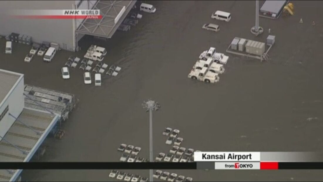 Schwere Sturmschäden am Kansai Airport