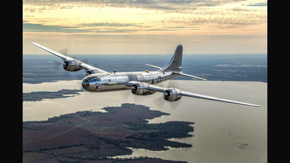 Zwei B-29 Superfortress in Oshkosh