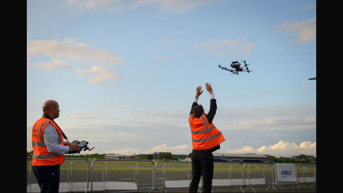 Drohne inspiziert Airbus