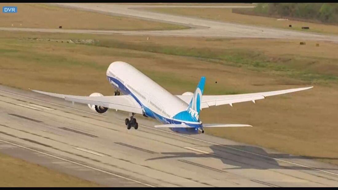 Boeing 787-10 absolviert Erstflug